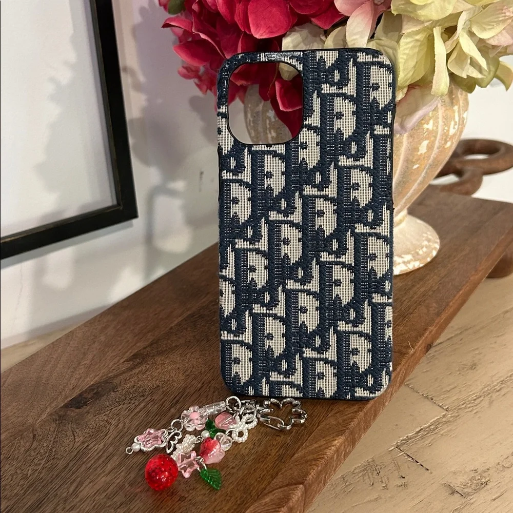 Gucci Beige GG Monogram Phone Case with Black Card Pocket